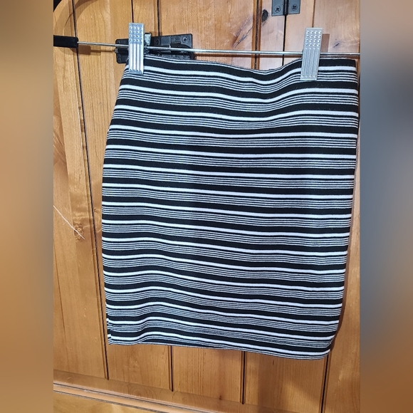 Guess skirt no size tag see measurements  I think it's a small - Picture 5 of 5
